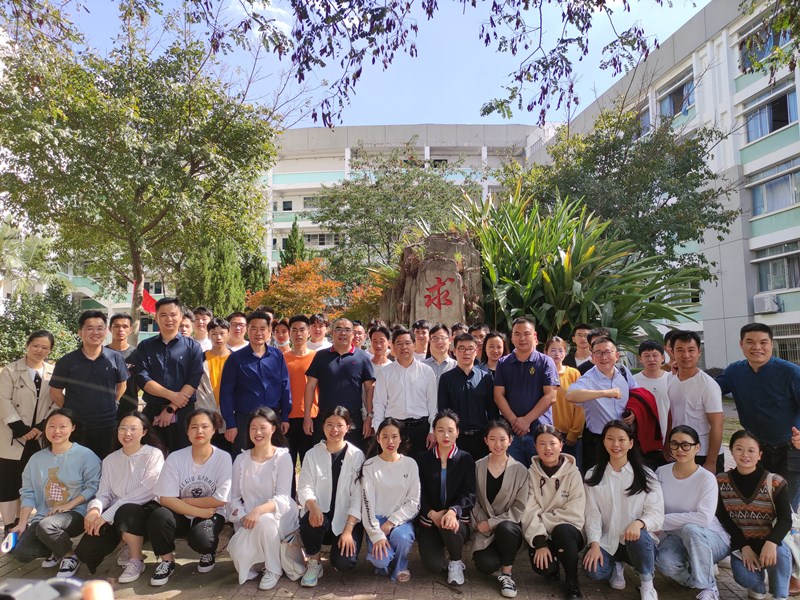 商学院优秀校友论坛会合影 (16357).jpg