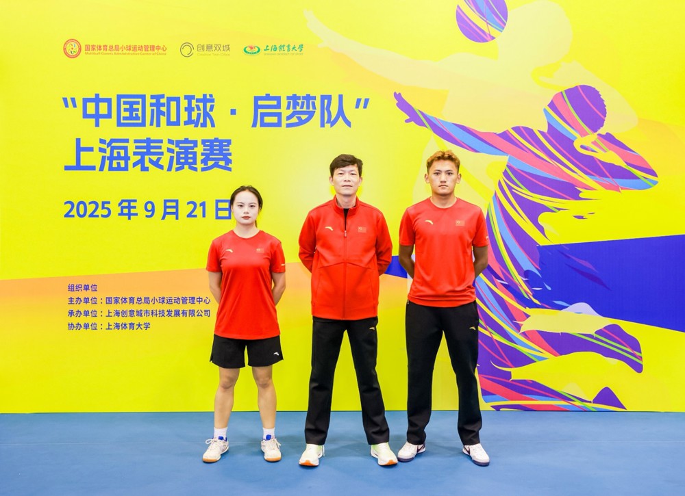 教师李新南（中）入选助理教练员，学生落桑尼玛（右）、秦佳卉（左）入选运动员