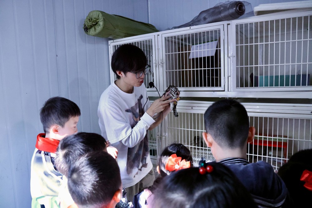 1106文清路小学师生来我院野生动物救助区参观