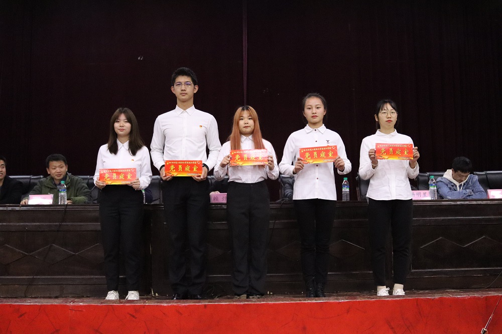 为学生党员寝室授牌.JPG
