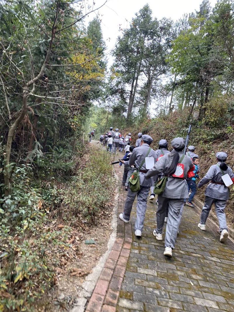 青马社师生模拟长征路智勇大冲关活动3.jpg