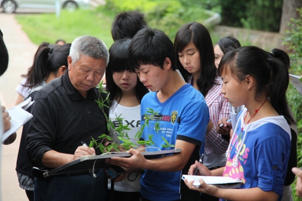 金仁老师在校园里给学生授课1