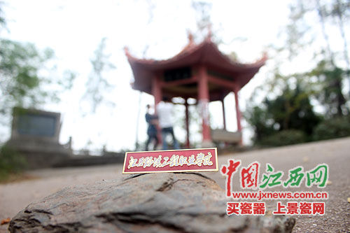 高校掀起 “校徽带您游校园”活动.jpg