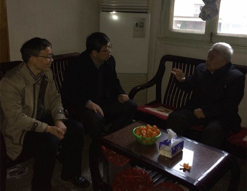 图为院长武来成一行慰问离退休教职工刘旭春（右）.jpg