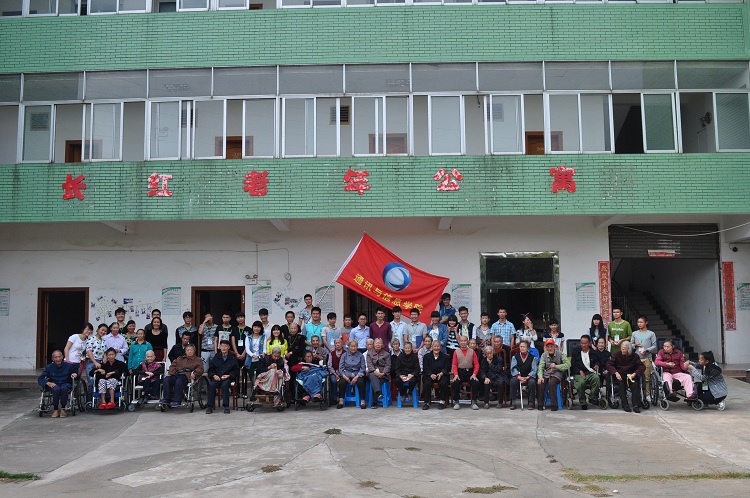 1志愿者与老人大合影.JPG