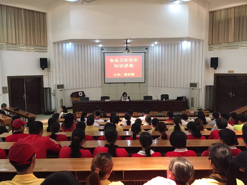 我院组织食堂从业人员进行食品安全知识讲座.JPG
