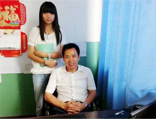 汪海燕同学(左)在练胆行动中采访林学院党总支副书记吴学军(右).jpg