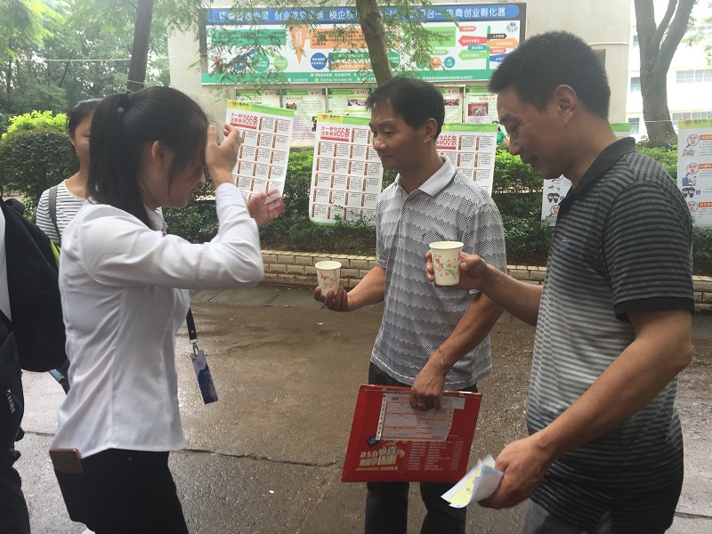 新生手捧绿豆汤2.JPG