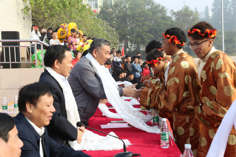 6.藏族学生学院领导献哈达.JPG