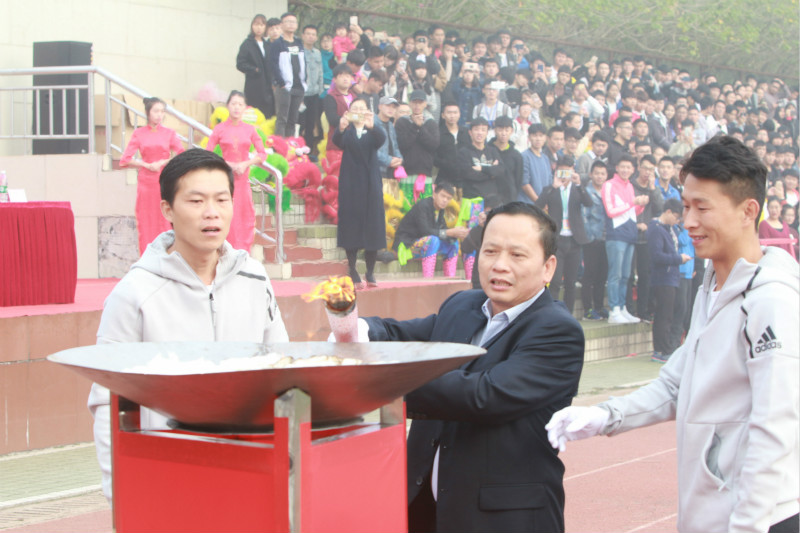 3.党委书记肖忠优点燃赛会火炬.jpg
