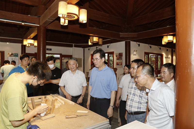 1、李炳军实地调研南康家具学院，院长熊起明陪同调研.jpg
