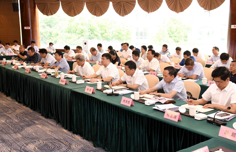 2、座谈会上，党委书记肖忠优作为专家进行发言.jpg