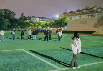 “老鹰捉小鸡”忆童趣，心委团建凝合力——我院心理健康委员会开展团建活动