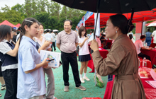 绿色食品学院党政负责人深入校园综合招聘会走访合作企业
