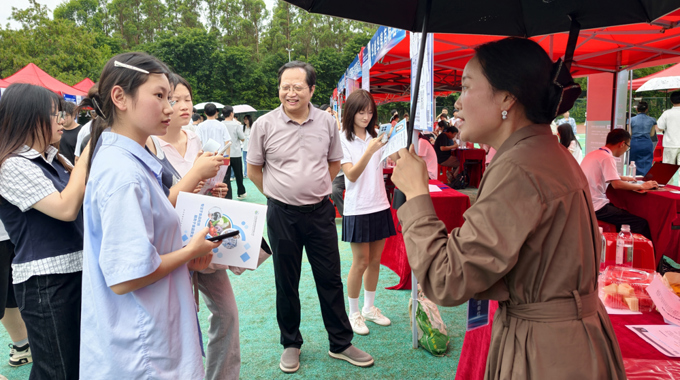 绿色食品学院党政负责人深入校园综合招聘会走访合作企业