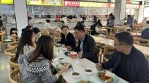 院长廖忠明深入食堂与学子共话校园生活