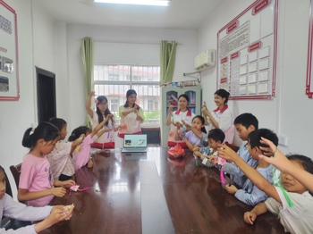 非遗润童心 指尖暖桑榆 —— 旅游与商贸学院赴湖江镇开展校地共建志愿服务活动