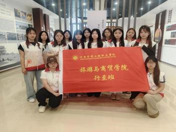 温情伴初夏 感恩致春晖  旅游与商贸学院红色班级“行至班”开展母亲节主题  志愿服务活动