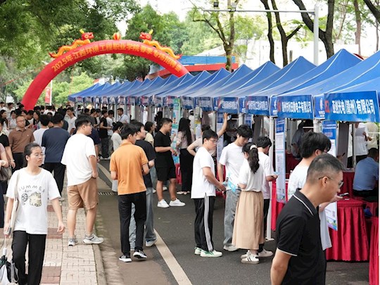 学院举办2025年全国城市联合招聘高校毕业生春季专场活动（赣州市就业之家与江西环境工程职业学院就业之家联合招聘会）