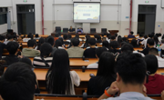 龙南产业学院开展交通安全宣传进校园活动