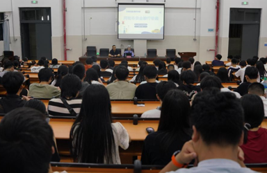 龙南产业学院开展交通安全宣传进校园活动