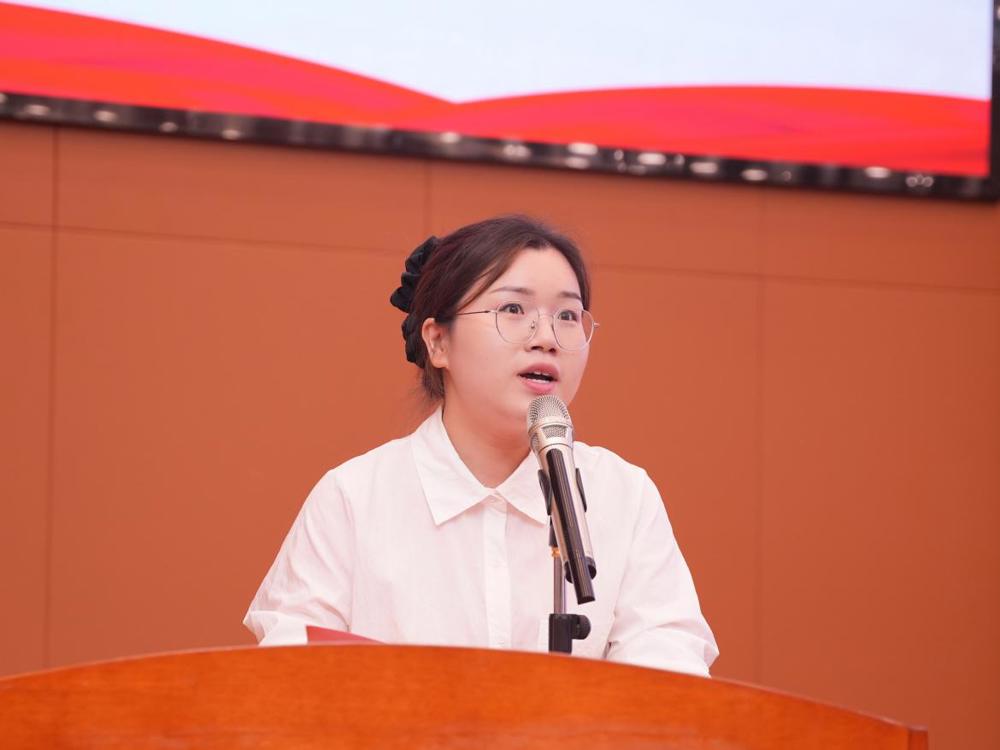 毕业班辅导员代表(翁娟娟)