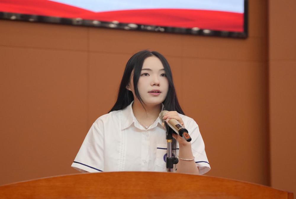 本科毕业生代表(沈思雅,现代家居学院产品设计)